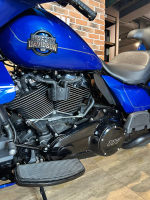 STREET GLIDE™ Ultra 117 в цвете BLUE BURST (BLACK TRIM)