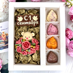 Шоколадный набор "С 1 сентября. Мишка с розами»: шоколадка-надпись и 4 конфеты ручной работы
