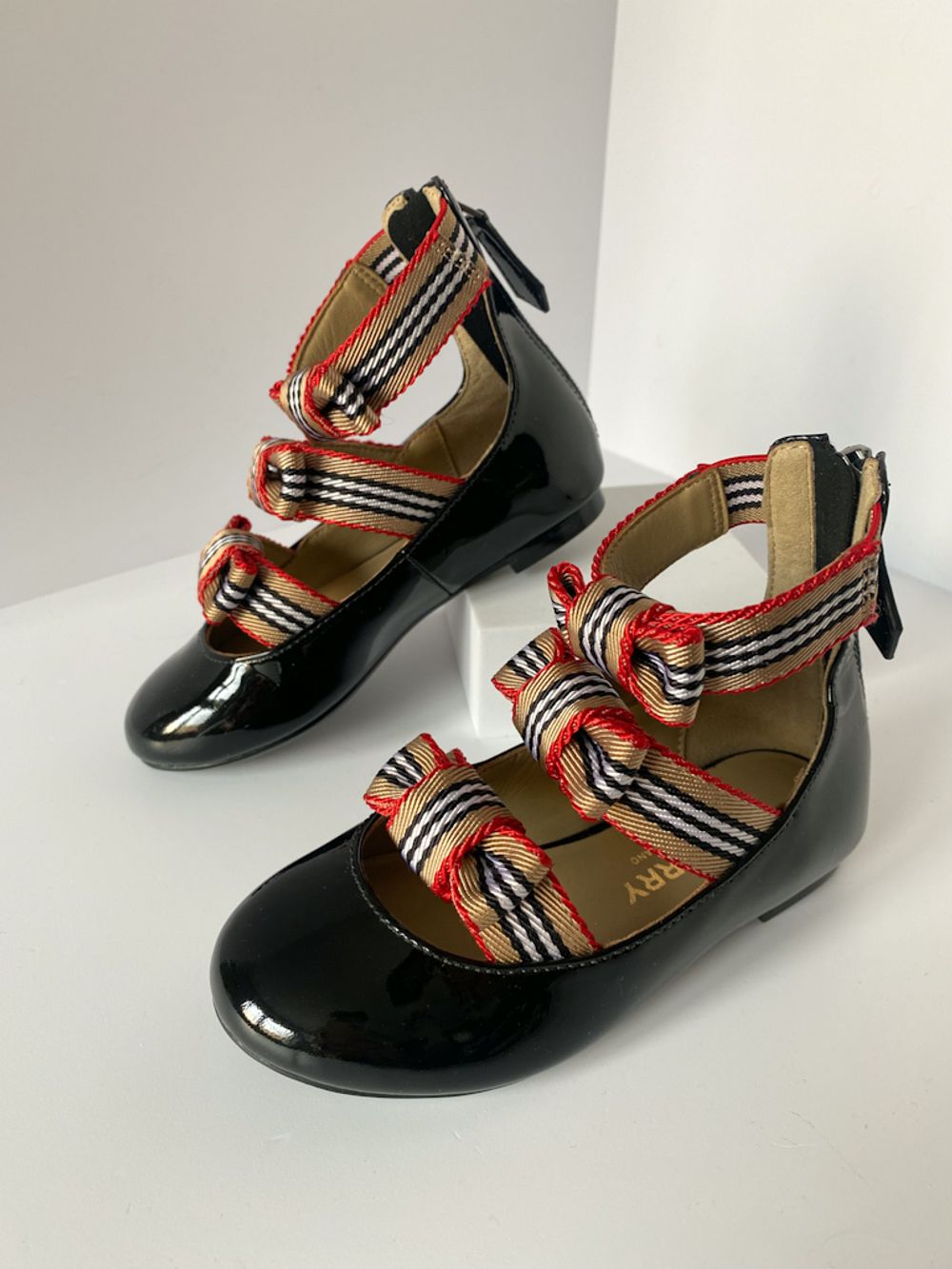 Новые лаковые туфли Burberry, 25