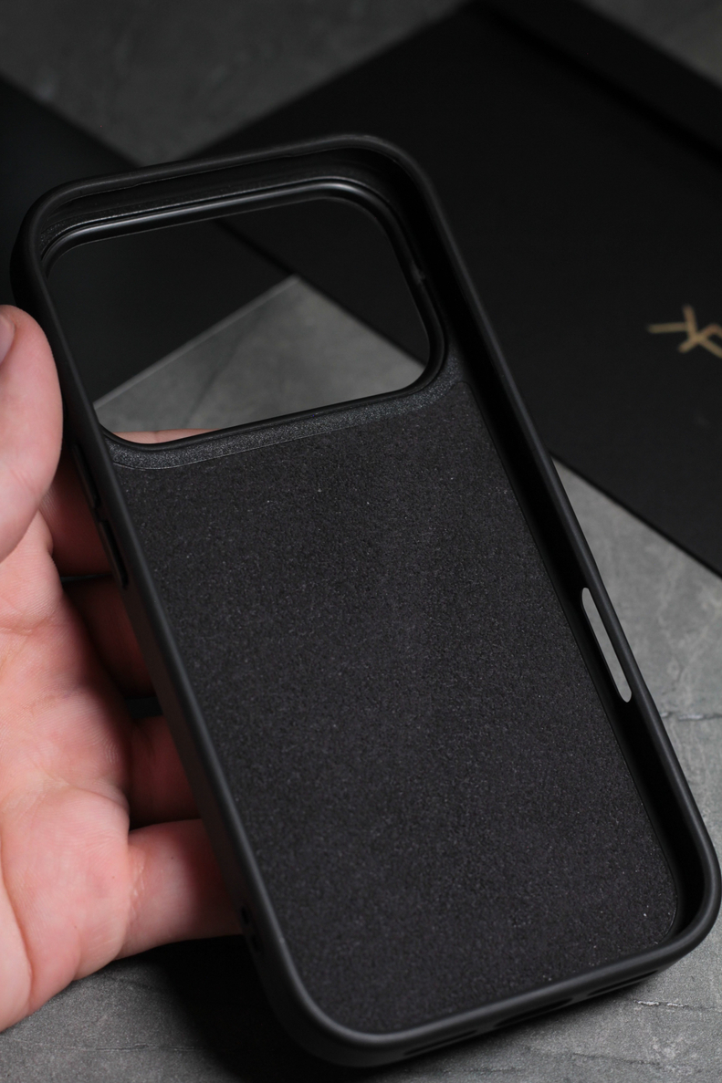 Чехол на iPhone 17 PRO с натуральным карбоном