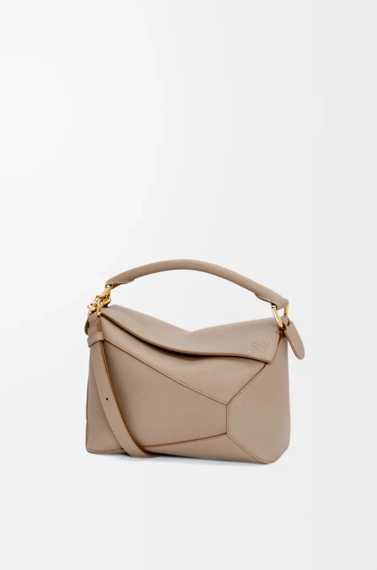 Loewe Маленькая сумка Puzzle Edge из мягкой зернистой телячьей кожи, песочный