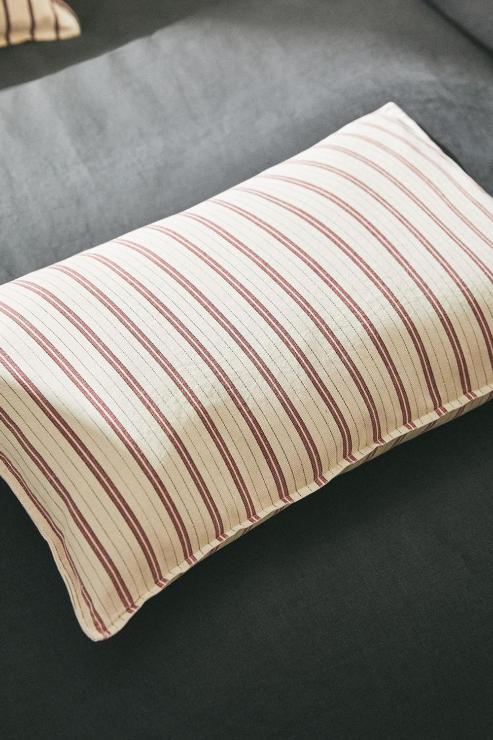 ZARA HOME ЧЕХОЛ НА ПОДУШКУ С КОНТРАСТНОЙ ПОЛОСКОЙ, КРАСНЫЙ
