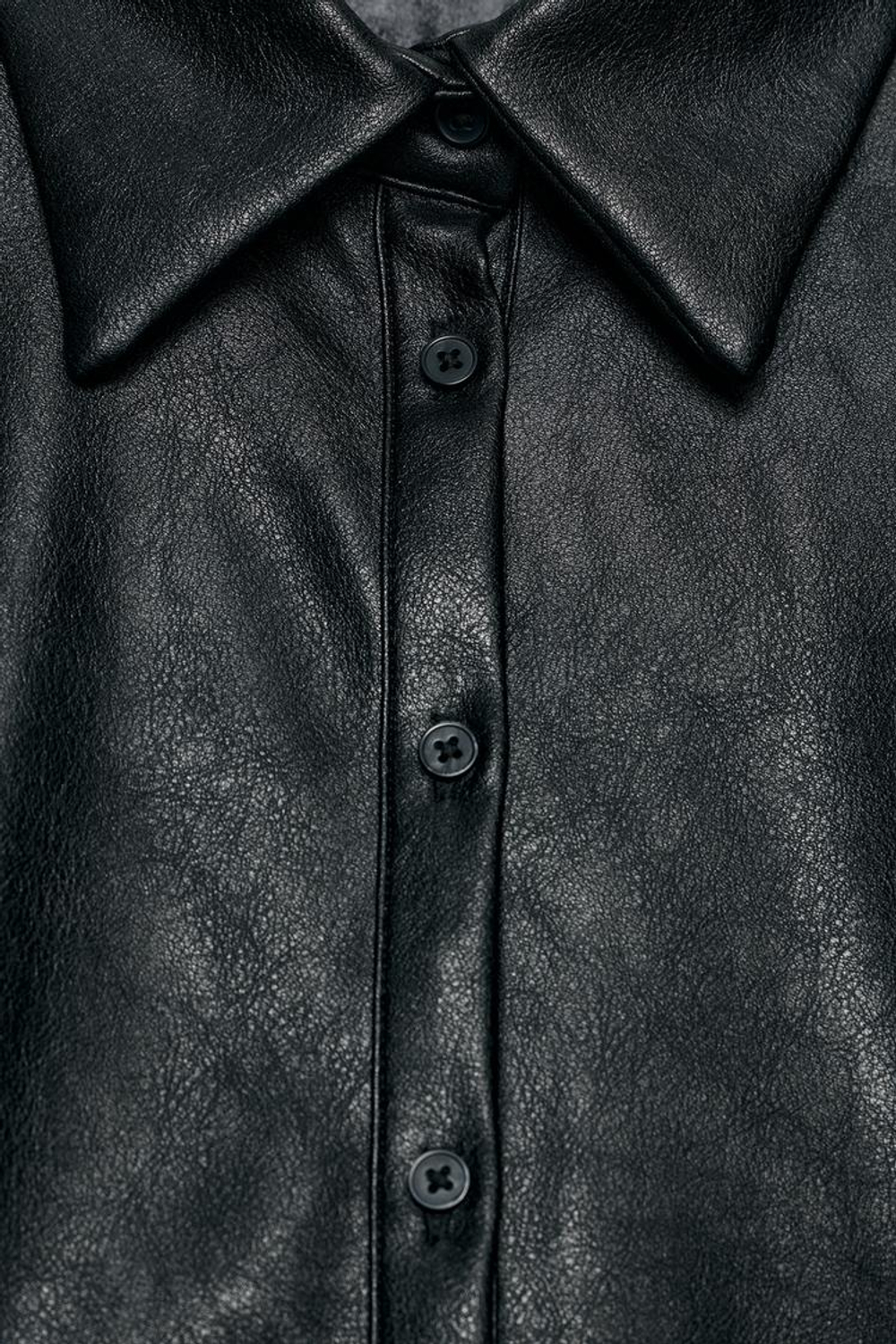ZARA ПРИТАЛЕННАЯ РУБАШКА С ЭФФЕКТОМ КОЖИ, ЧЕРНЫЙ