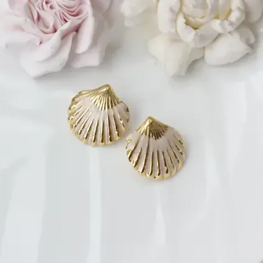 Серьги пусеты Ракушки с эмалью, кремовый, 23 мм, сталь, позолота, СГ053