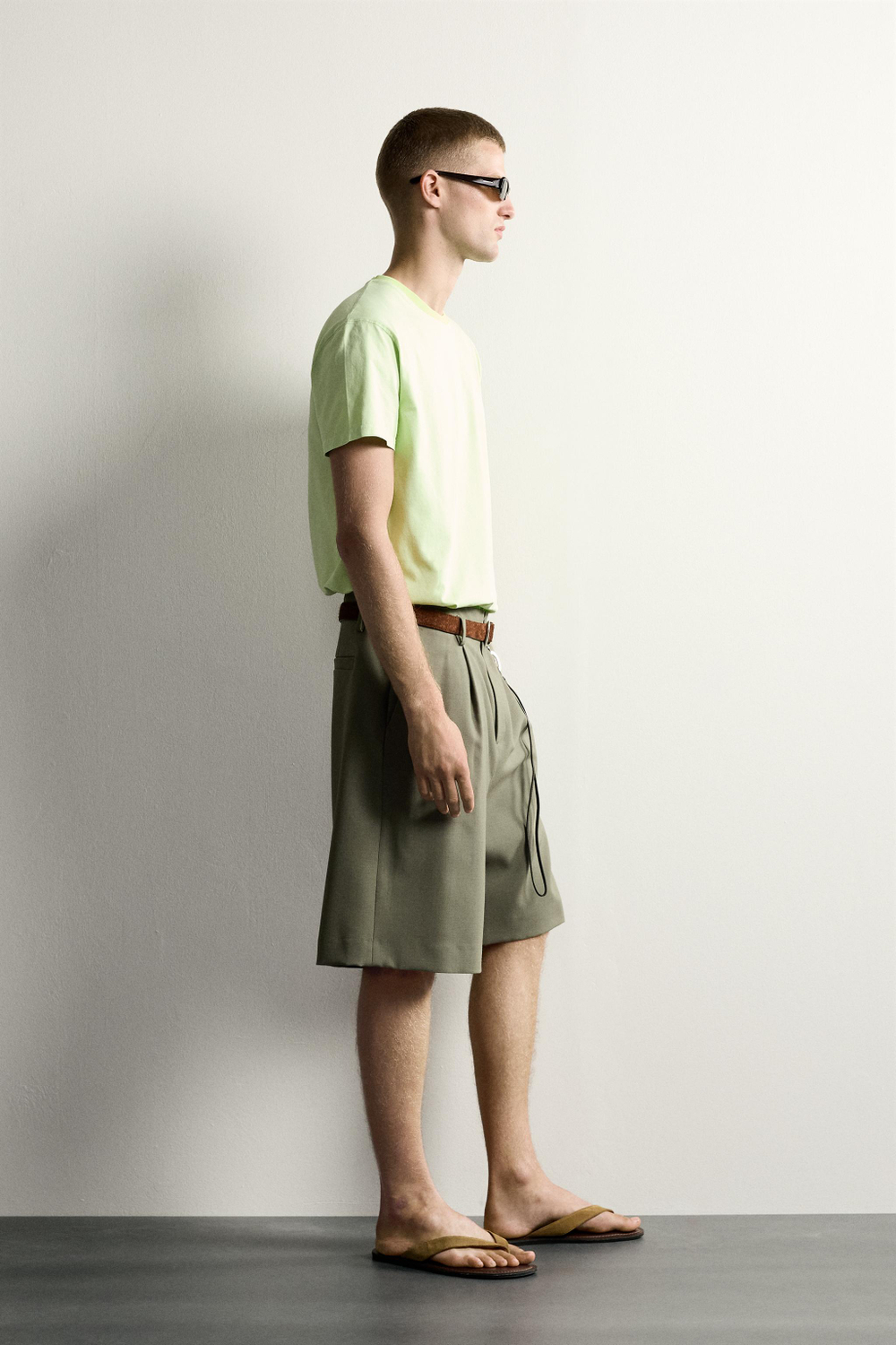 ФУТБОЛКА RELAXED FIT С КОНТРАСТНЫМ ВЫРЕЗОМ — ZARA