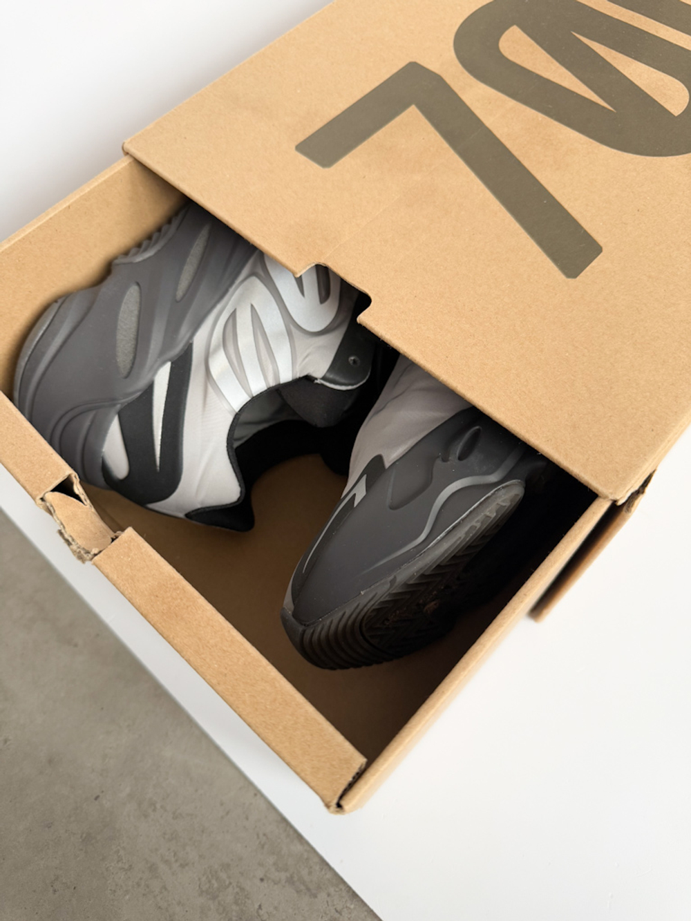 Кроссовки Adidas Yeeze 700 MNVN, 43