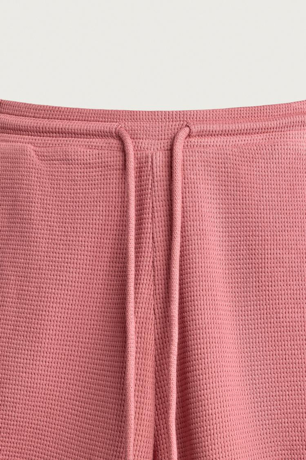 ZARA ШОРТЫ ИЗ ХЛОПКА С ВАФЕЛЬНОЙ ФАКТУРОЙ И ЭФФЕКТОМ ПОТЕРТОСТИ, РОЗОВАТЫЙ