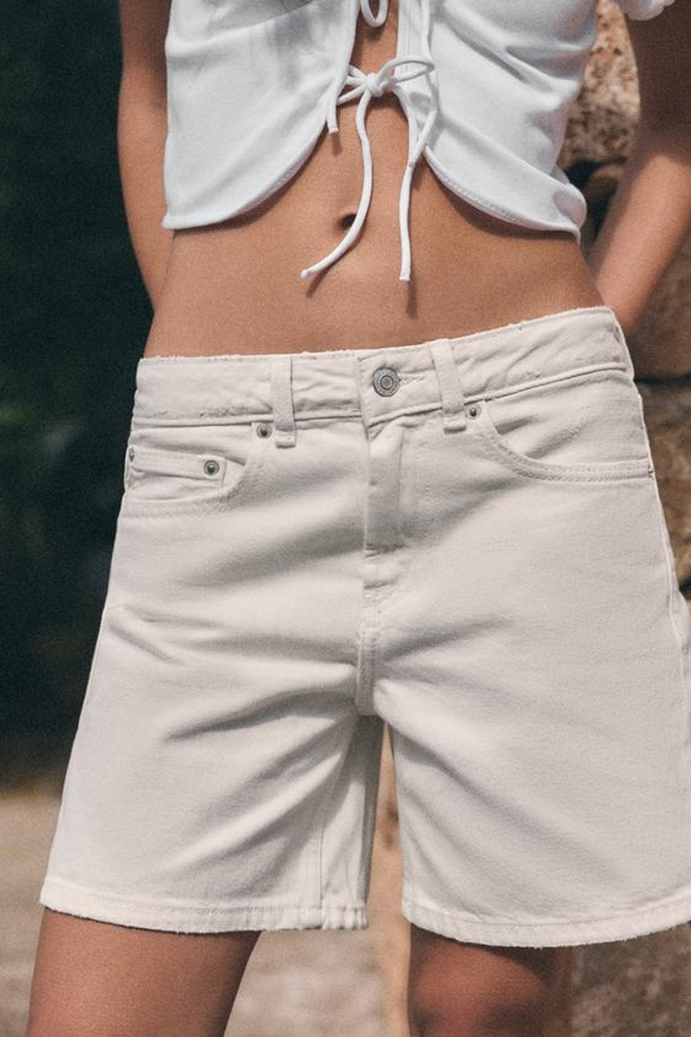 ZARA ДЖИНСОВЫЕ ШОРТЫ TRF СО СРЕДНЕЙ ПОСАДКОЙ, ЖЕЛТОВАТО-БЕЛЫЙ