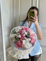 Букет из кустовых пионовидных роз, хризантемы, маттиолы и оксипеталума