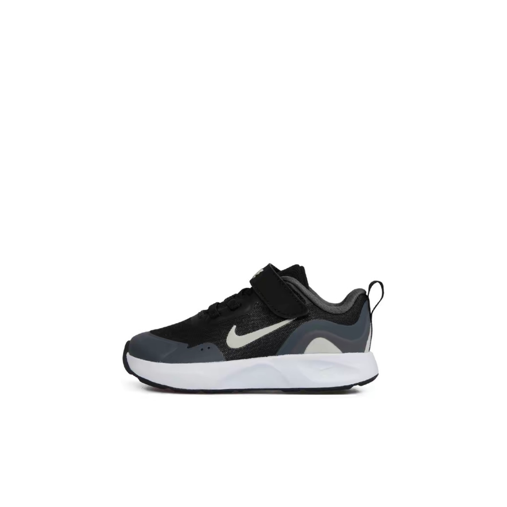 alt="Модель на ногах в образе с кроссовками Nike Wearallday Black White street style"