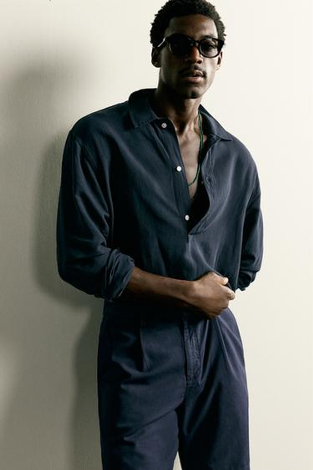 ZARA ШОРТЫ СО СКЛАДКАМИ REGULAR FIT, МОРСКОЙ СИНИЙ
