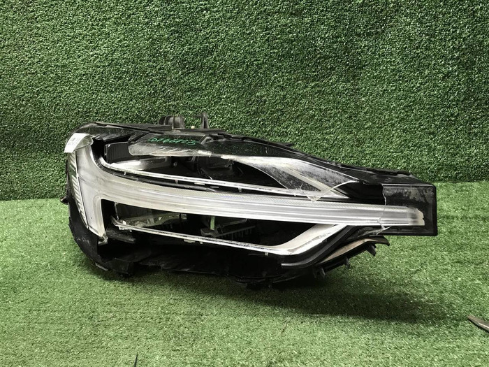Битая Фара правая Volvo XC60 2 (2017-2021) LED