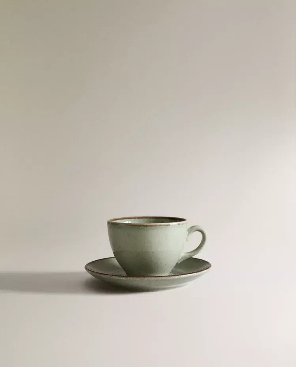 ZARA HOME ЧАЙНАЯ ЧАШКА ИЗ ФАРФОРА С ИСКУССТВЕННО СОСТАРЕННОЙ КАЙМОЙ, ЗЕЛЕНЫЙ