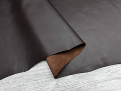 Матовая кожа Inferno Dark Brown с пластичной структурой и мягким естественным блеском