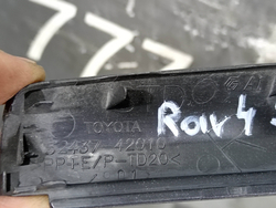 Заглушка буксировочного крюка Toyota RAV4 V (XA50) 19-нв Б/У Оригинал 5243742010A1