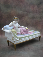 Статуэтка. Фарфор. Дама на кушетке с яблоком в руке. Sevres. Франция