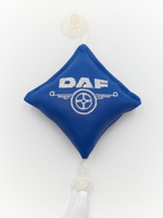 Ромб объемный на присоске DAF (экокожа, синий, белая вышивка, кисть)