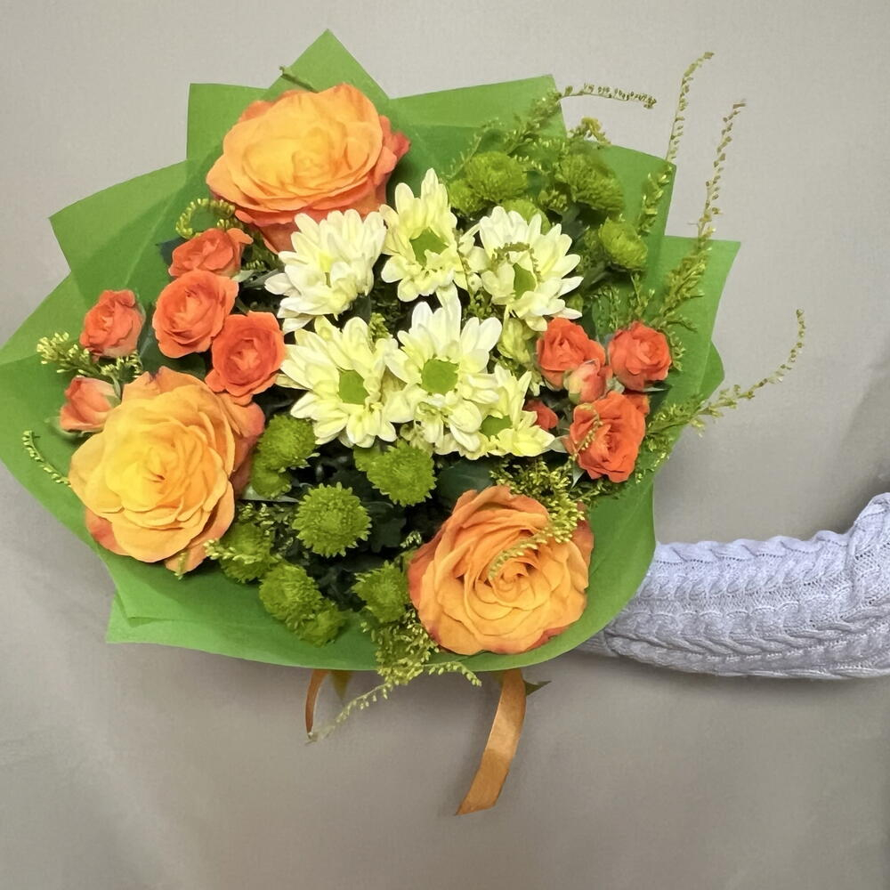 Яркий оранжевый букет из кустовых, одноголовых рыжих роз, кустовых зеленых хризантем и солидаго в упаковке (в школу 1 сентября )