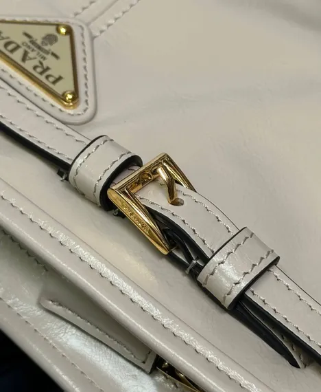 Маленькая кожаная сумка Prada через плечо, бежевый