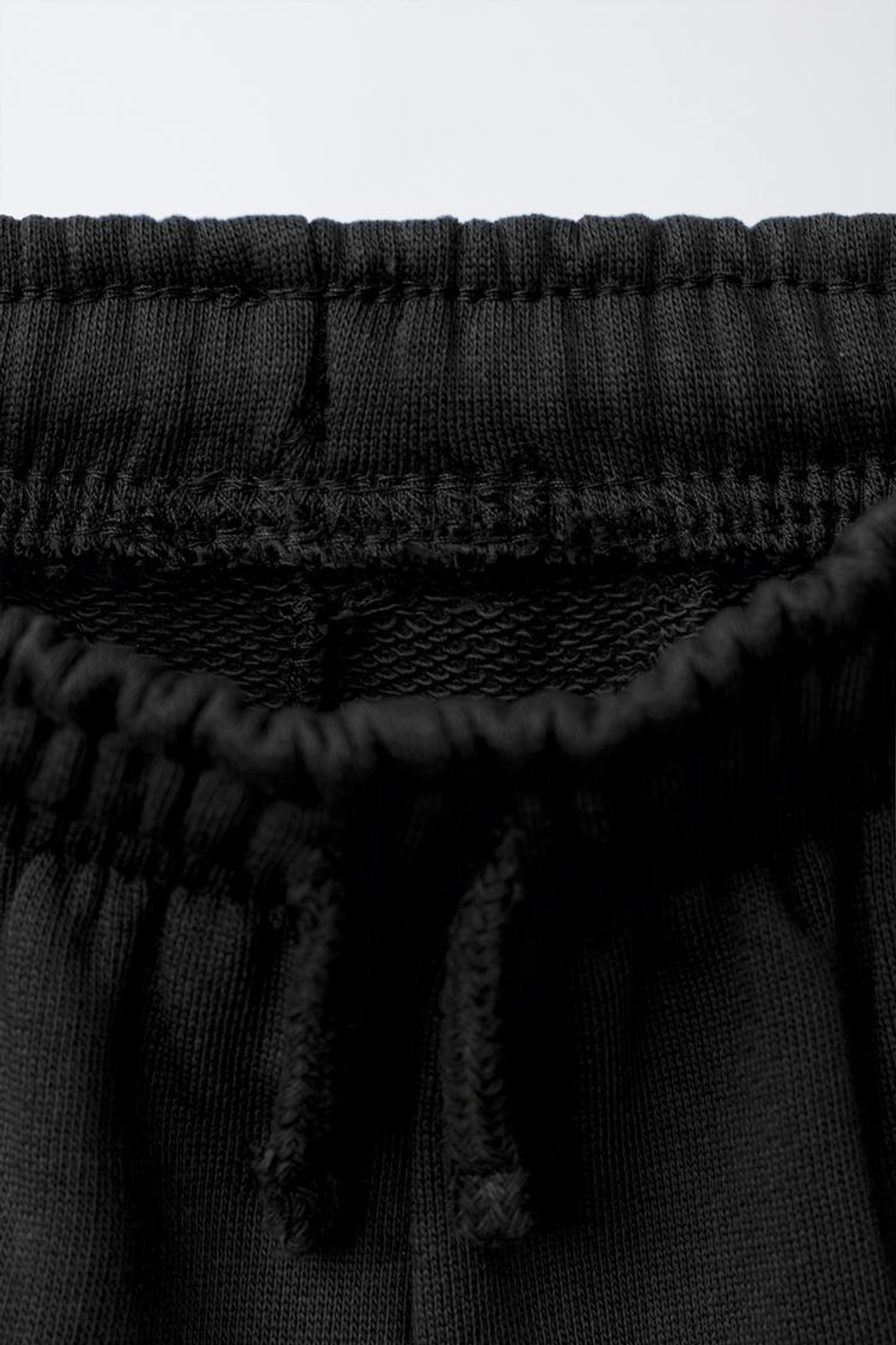 ZARA ШОРТЫ-БЕРМУДЫ БАЗОВЫЕ С ТЕКСТОВЫМ ПРИНТОМ, ЧЕРНЫЙ