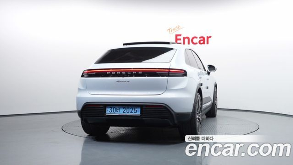 Porsche Macan Base 4 — 2025