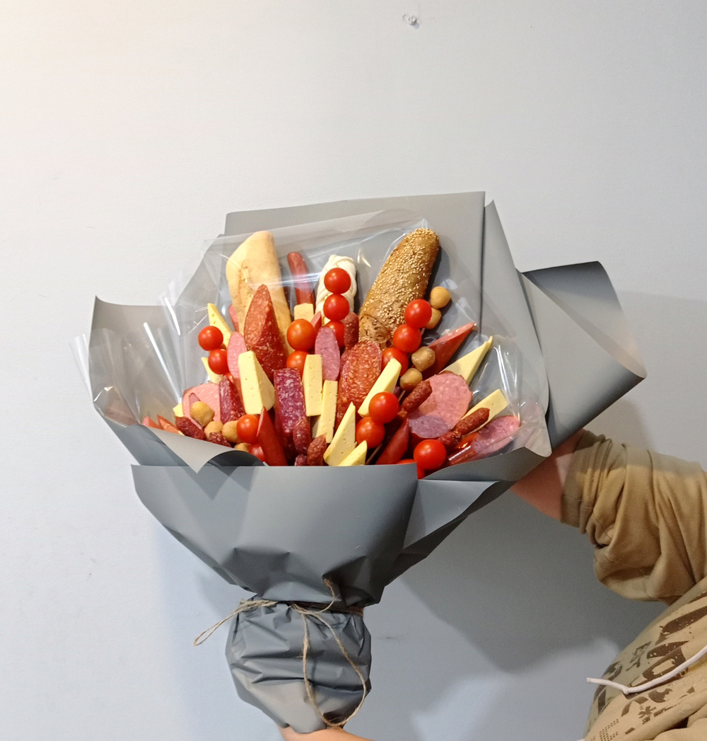 Съедобный букет с колбасками, сыром и черри