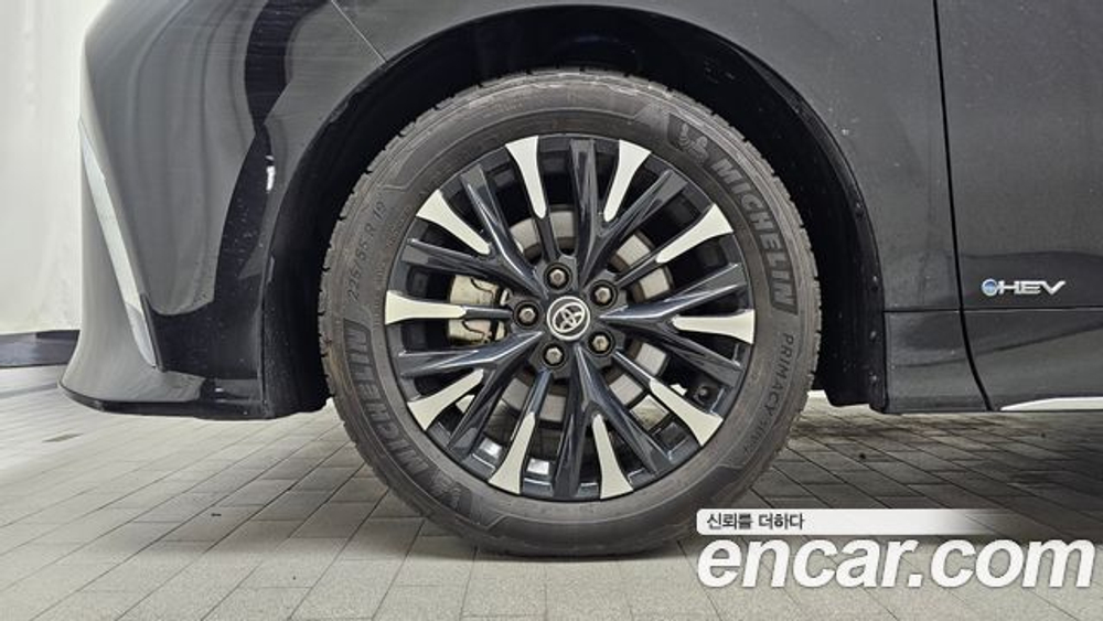 Toyota Alphard 2.5 HEV Executive AWD — 2025