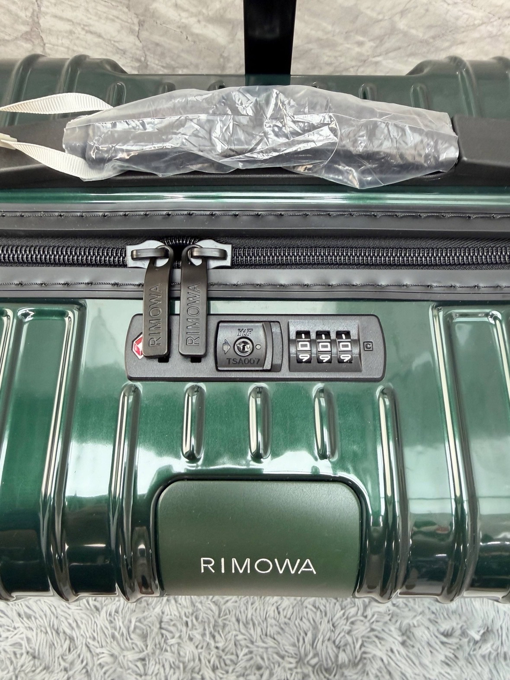 Дорожный чемодан Rimowa Essential Lite