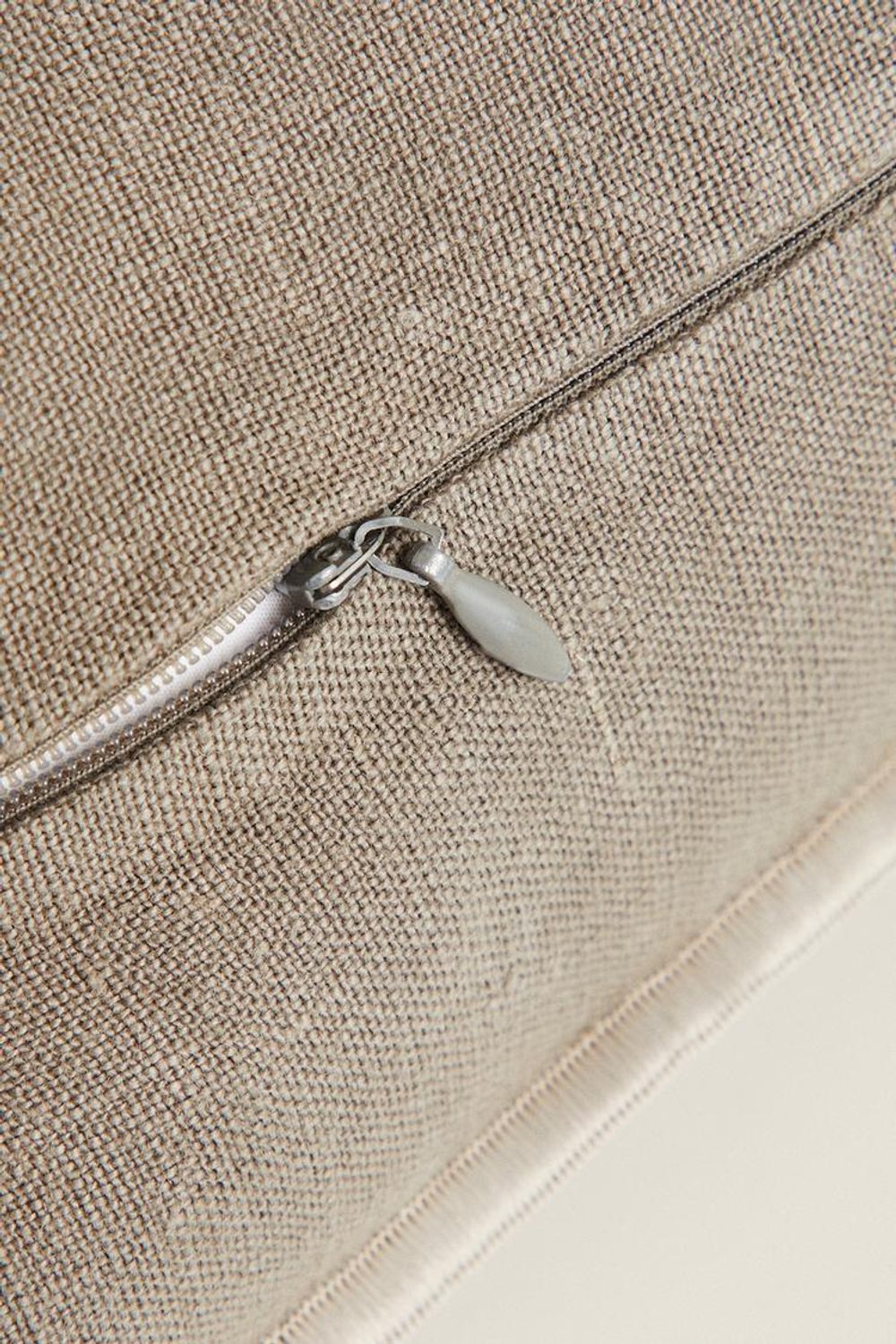 ZARA HOME ЧЕХОЛ НА ПОДУШКУ С ОВЕРЛОКОМ, СЕРОВАТО-КОРИЧНЕВЫЙ