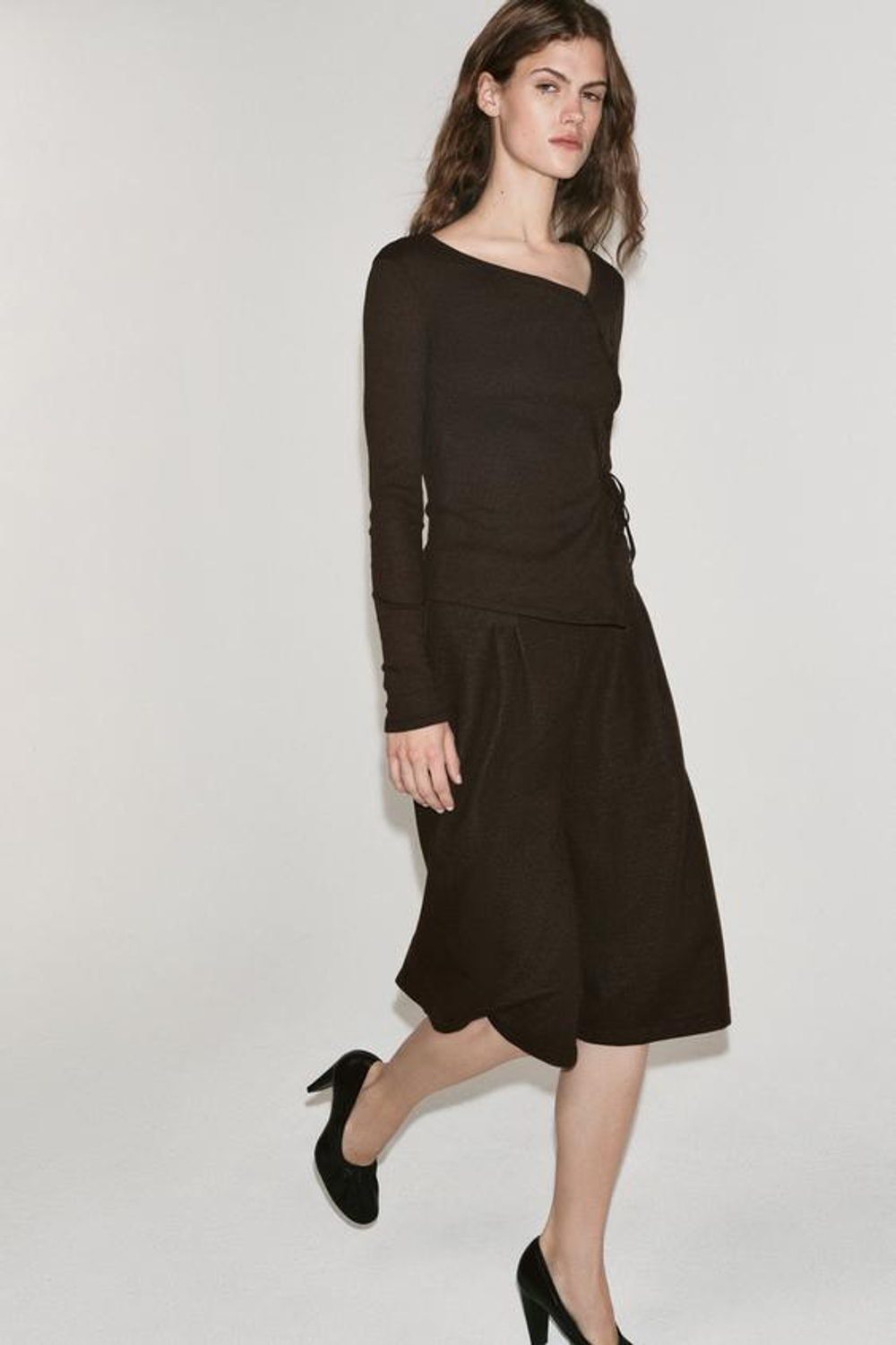 ZARA ШОРТЫ-БЕРМУДЫ ИЗ МЯГКОЙ ТКАНИ С ЗАЩИПАМИ, КОРИЧНЕВЫЙ