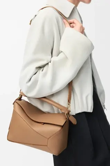 Loewe Маленькая сумка Puzzle Edge из мягкой зернистой телячьей кожи, тоффи