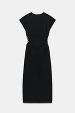 ТРИКОТАЖНОЕ ПЛАТЬЕ С ВЫРЕЗАМИ И ДЕКОРОМ — ZARA