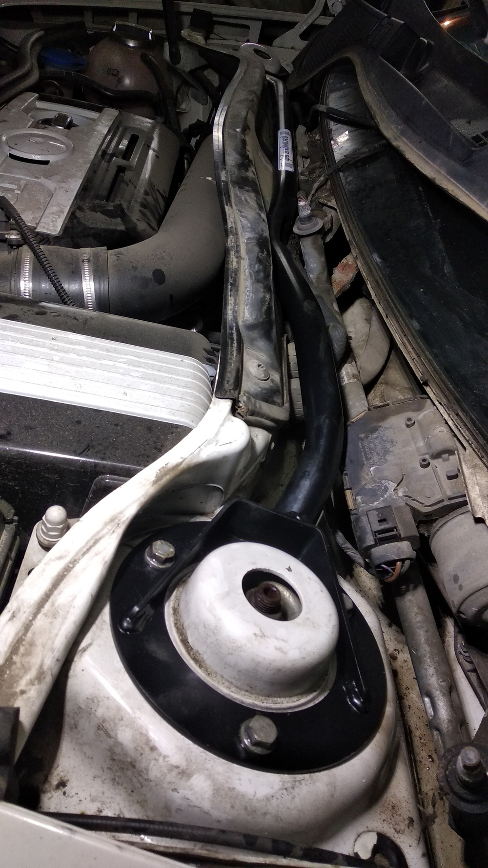 Распорка передних стоек (цельная) Volkswagen Golf 5 (V), 6 (VI) и Skoda Octavia 2 (A5)