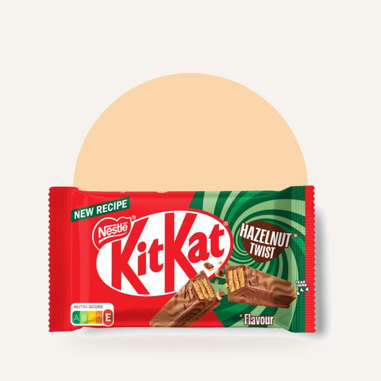 Шоколадный батончик KitKat 4 Finger Hazelnut со вкусом фундука — на фирменном фоне OH MY GEEK