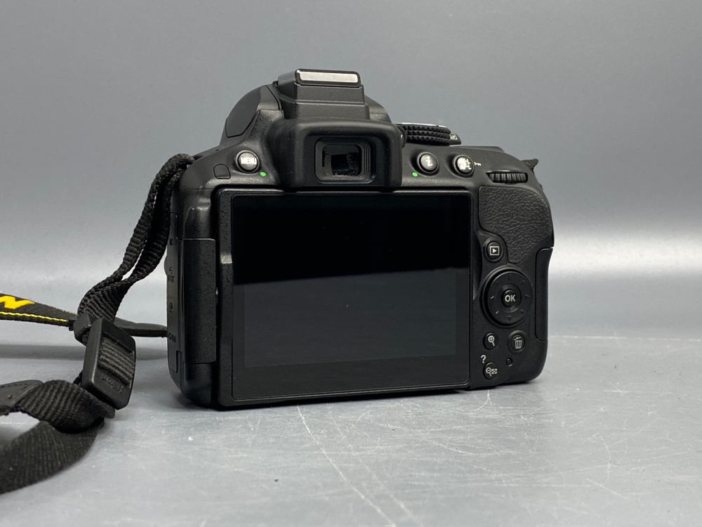 Nikon D5300 kit 18-55mm 3.5-5.6G VR 2.600 Кадров