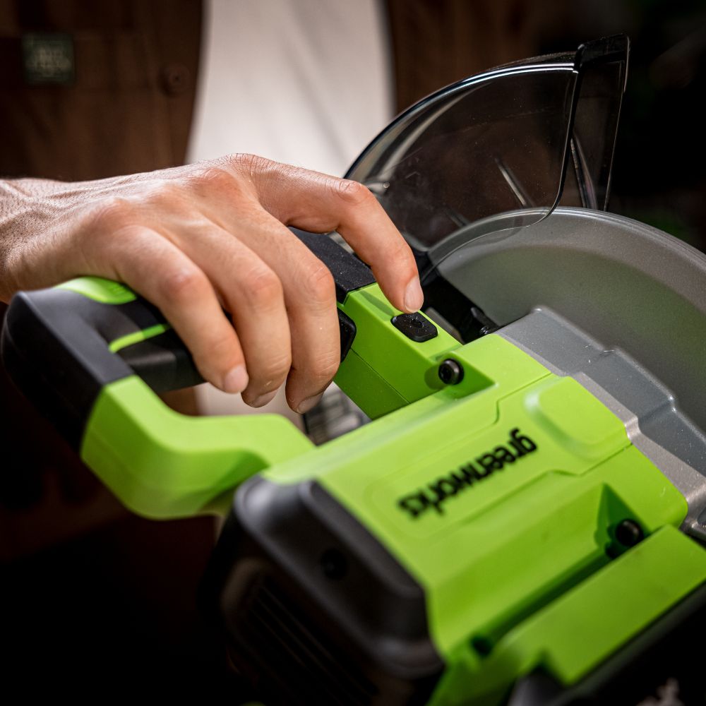 Торцовочная пила акк. Greenworks GD24MS216, 24V, б/щ, 4800 об/мин, 216x30мм,рез 65х310мм,с 1хАКБ 4Ач и быстрым ЗУ (1501707UB)