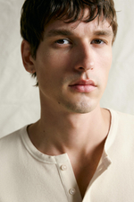 ФУТБОЛКА ИЗ ХЛОПКА И ЛЬНА С ВОРОТНИКОМ НА ПУГОВИЦАХ — ZARA