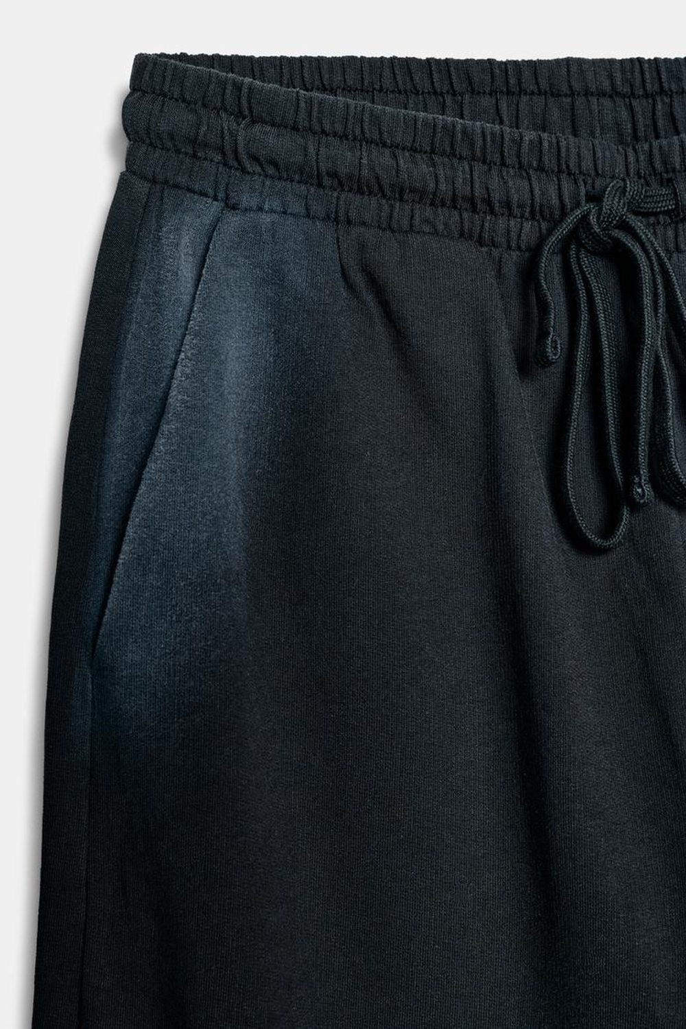 ZARA БРЮКИ ИЗ МЯГКОЙ ТКАНИ С ЭФФЕКТОМ ПОТЕРТОСТИ, ЧЕРНЫЙ