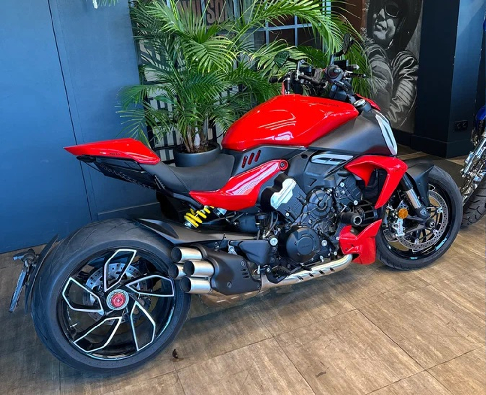 Ducati Diavel V4 (2023)