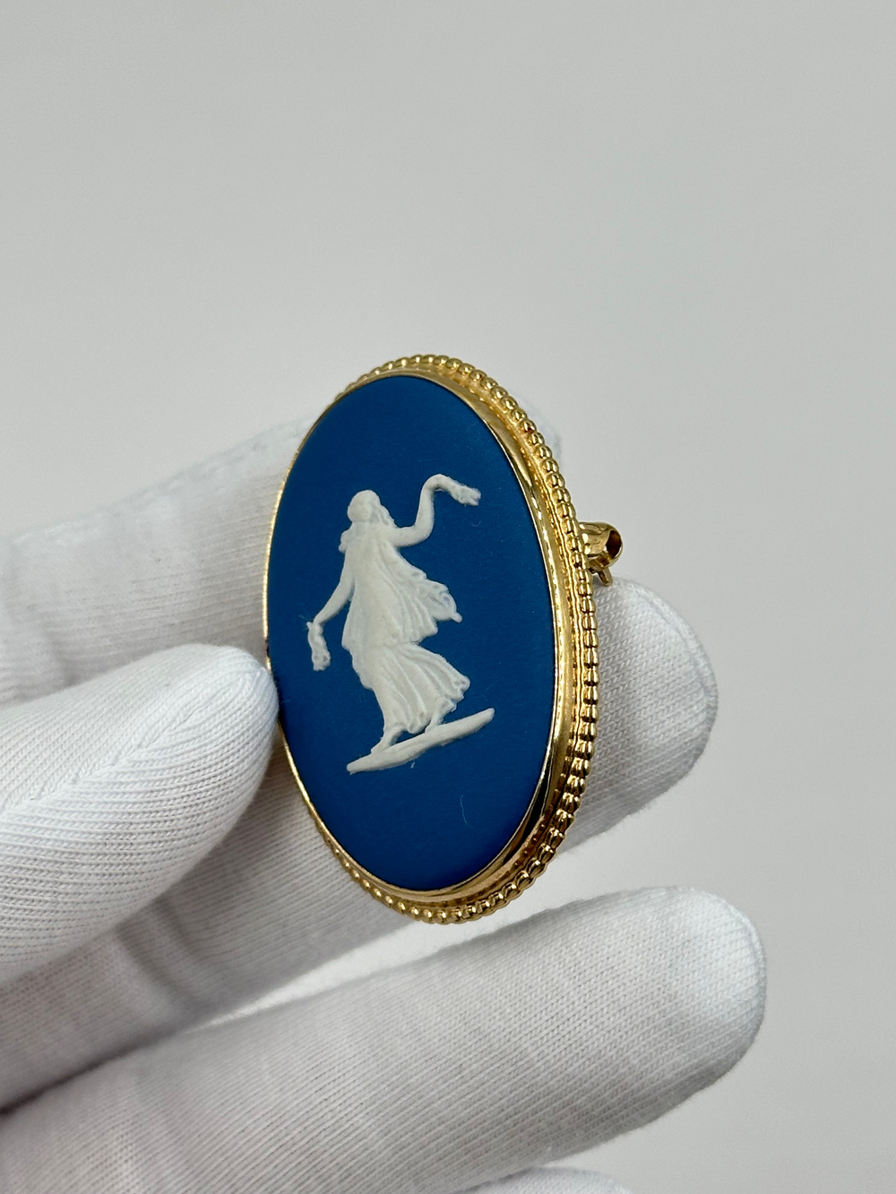 Брошь Wedgwood синяя