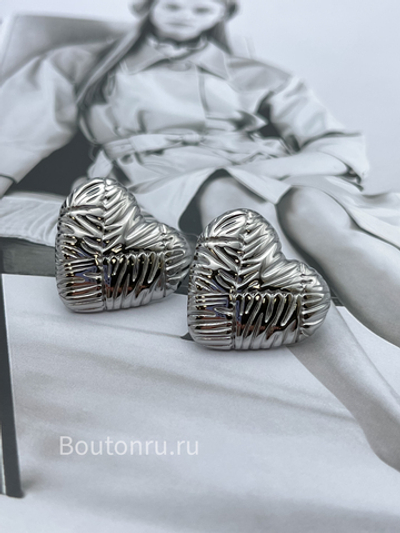 Серьги в форме сердца серебристые жатые