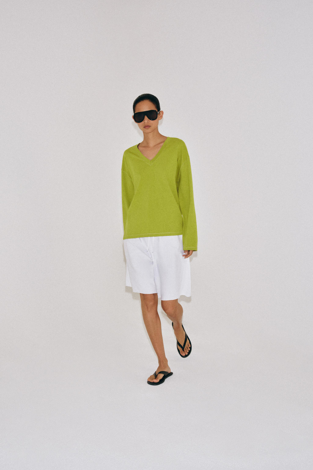 ХЛОПКОВАЯ ФУТБОЛКА С V-ОБРАЗНЫМ ВЫРЕЗОМ — ZARA