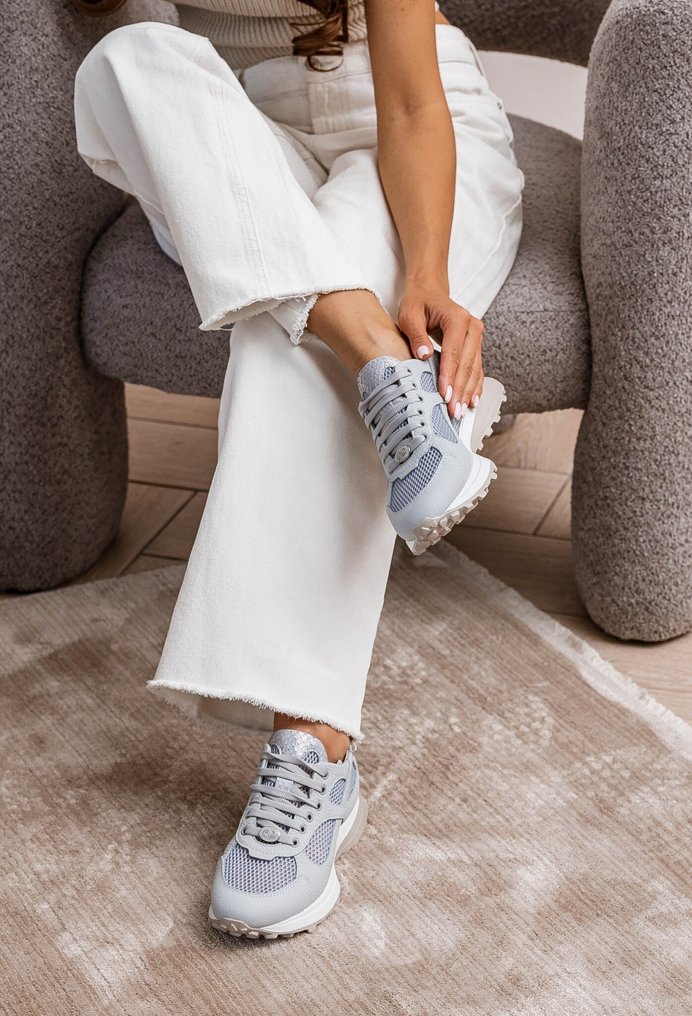 Кроссовки из натуральной кожи с вставками из сетки