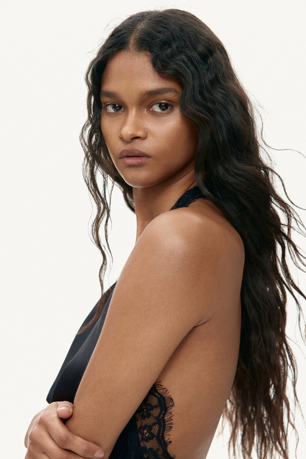Атласное платье с вырезом халтер — короткая модель - H&M