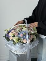 Цветочная корзина в голубо-розовых оттенках- МИКС