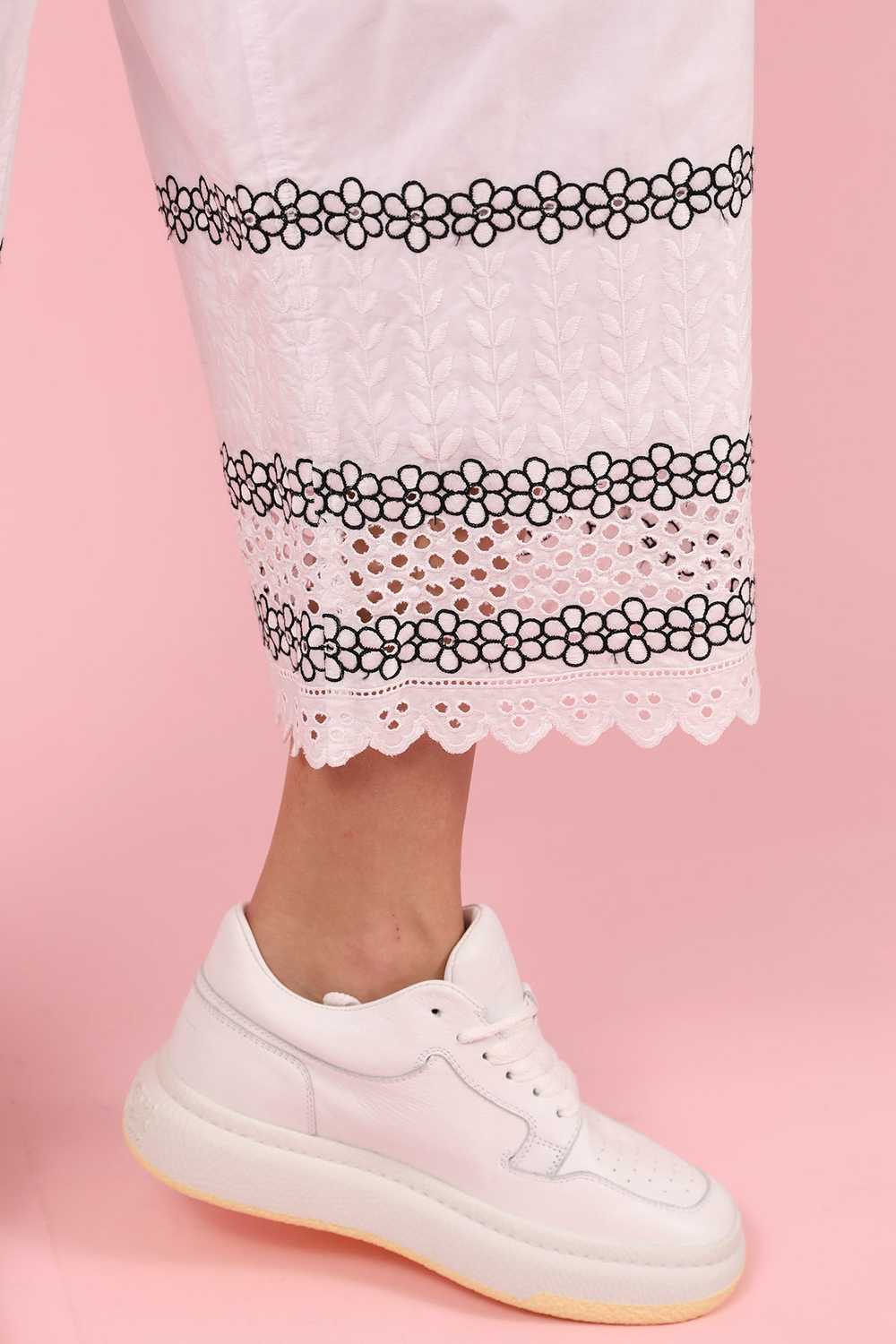 COMME DES GARCONS TRICOT БРЮКИ БЕЛЫЕ С ВЫШИВКОЙ