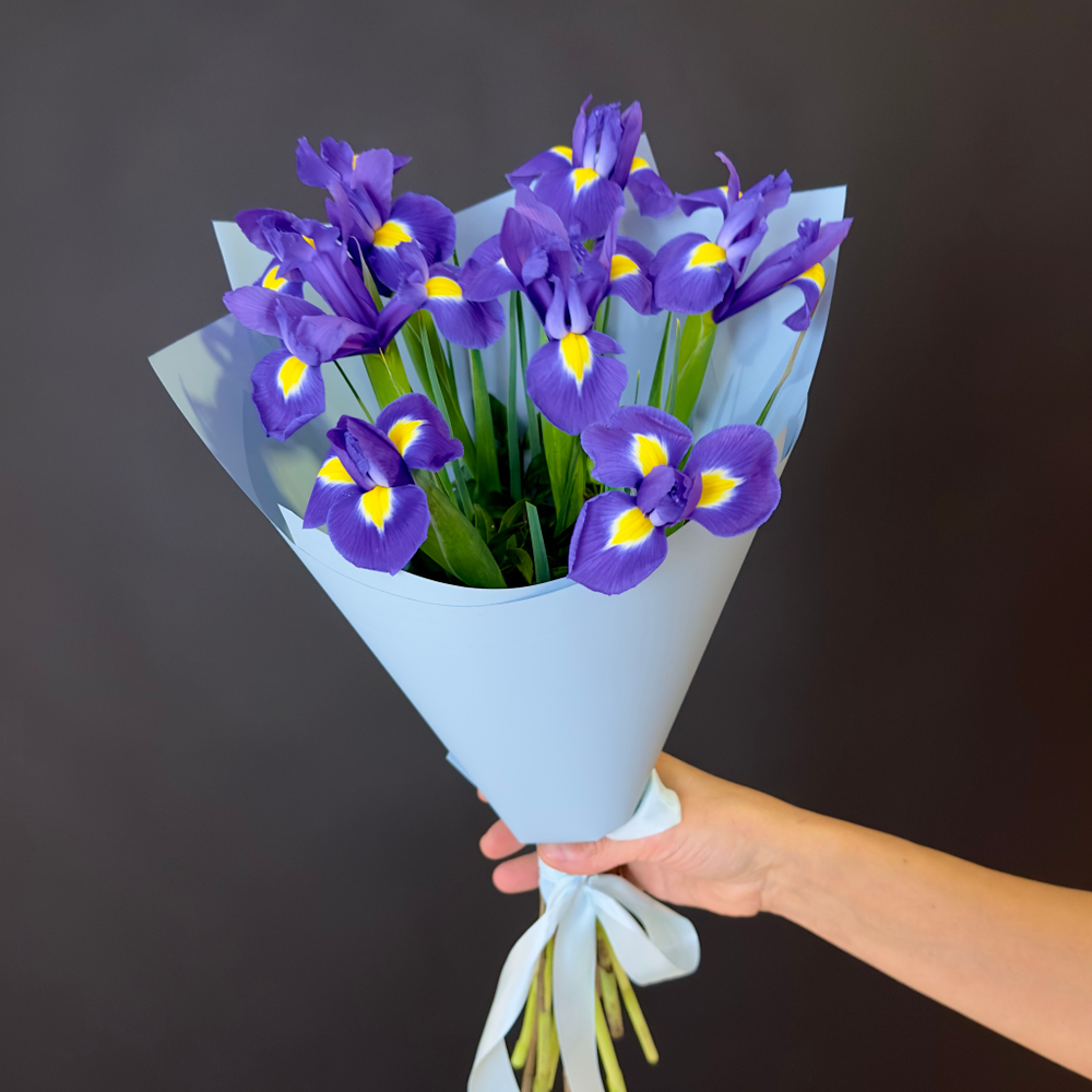 Flower bouquet of 7 irises