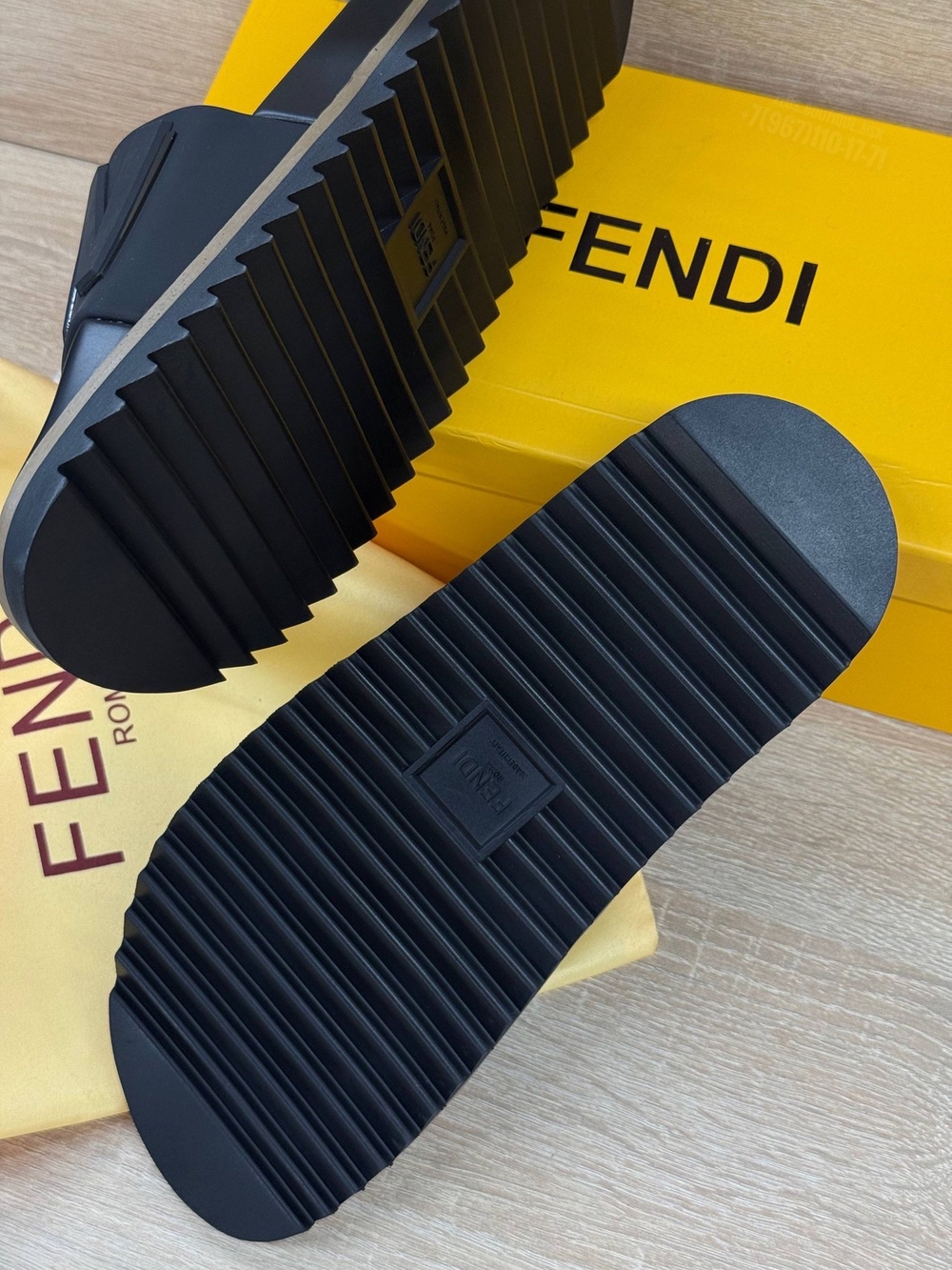Шлепанцы/Тапочки Fendi