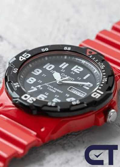 CASIO MRW-200HC-4B — спортивные аналоговые часы с красным корпусом и вращающимся безелем