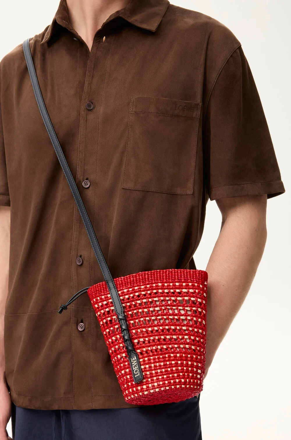 Loewe Плетёная мини-сумка Braid из кожи пальмы и телячьей кожи, красный